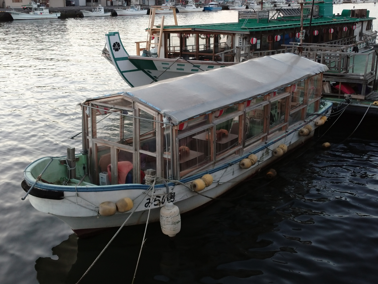 【八戸新井田川屋形船みらい号外観】コロナ対策も万全。少人数2名様〜8名様まで、貸切も可能です。