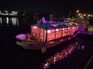 【イルミネーション屋形船みらい号夜の係留風景】新しいイルミネーションを付けました。暖か室内で工場夜景と夜のうみねこ餌付け体験を楽しんでください(こたつ12月〜)
