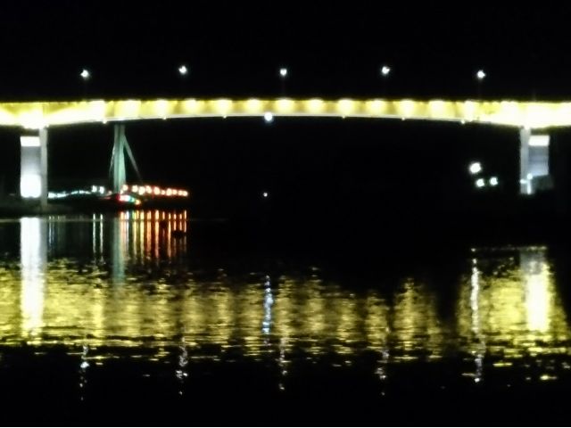 ライトアップされた八戸大橋の夜景
