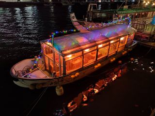 【クリスマス仕様のこたつ屋形船みらい号夜の係留風景】クリスマスイルミネーションを付けました。暖かこたつで工場夜景と夜のうみねこ餌付け体験で楽しんでください!