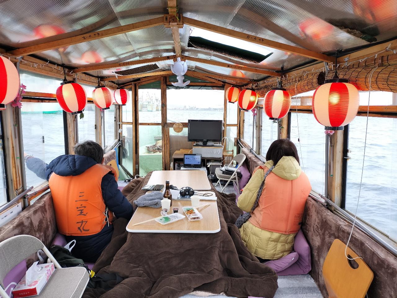 【乗船風景】暖かこたつ屋形船で、うみねこ餌付け体験を楽しむカップル客様