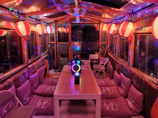 【八戸こたつ屋形船みらい号船内風景】カップルのためのムードづくりにイルミネーションとBluetoothパーティースピーカー付けました。好きな音楽で最高〜!!