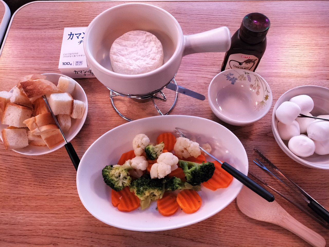 (新商品)屋形船チーズ&チョコフォンデュプランはフランスパン、野菜盛合せ、マシュマロ等を熱々のチーズとチョコに付けて食べる料理です!