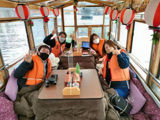 【乗船風景】暖かこたつ屋形船で、うみねこ餌付け体験を楽しむ観光客の皆様