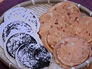 八戸せんべい!焼き立て!ごませんべい、豆せんべい等をお召し上がりください!