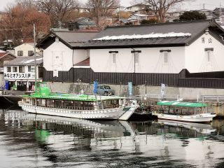酒蔵前の発着桟橋、屋形船係留風景