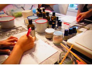初めてのアロマキャンドル作り。まずはアロマ選びから始めましょう。きっと気に入る香りが見つかるハズ。