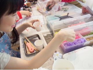 カラフルなブロックキャンドルを組み合わせて土台のキャンドルを作りましょう!2個も作れちゃうので、色の組み合わせを楽しめます♪