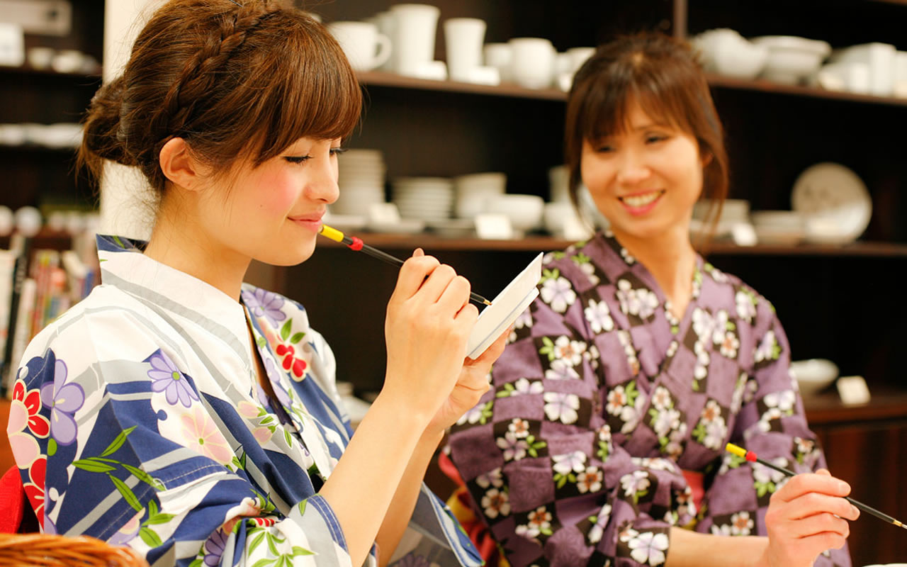 【女性におススメ】世界で唯一の「マイ器」絵付け体験!所要時間:約1時間30分/お...