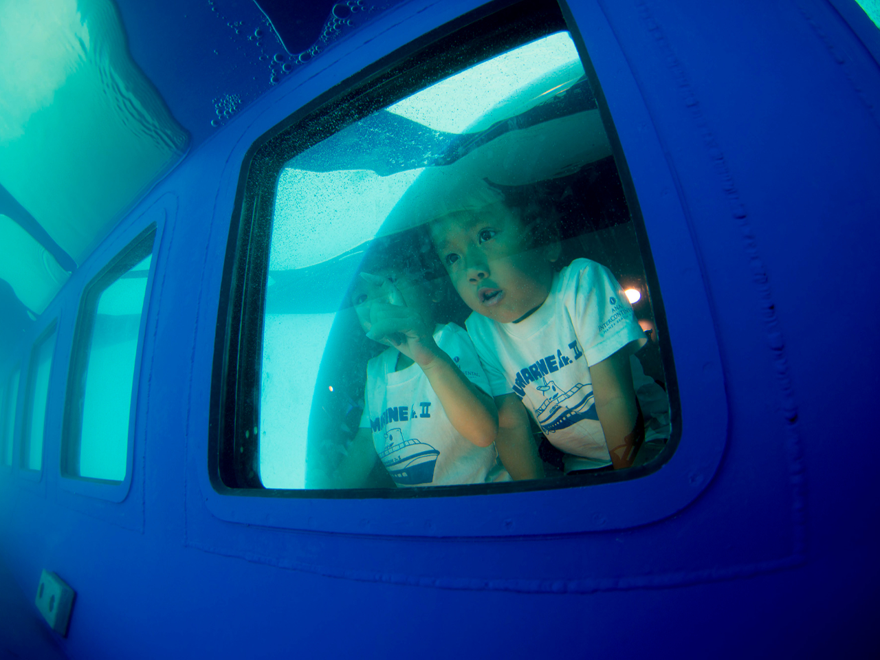 海中展望船「サブマリンJr.Ⅱ」半潜水艦型グラスボートで動く水族館へ