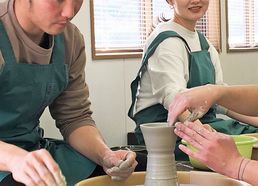 初めてのロクロ体験でもスタッフがサポートするので安心☆