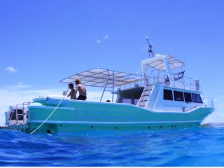 快適な大型船でポイントまでの移動も楽々♪