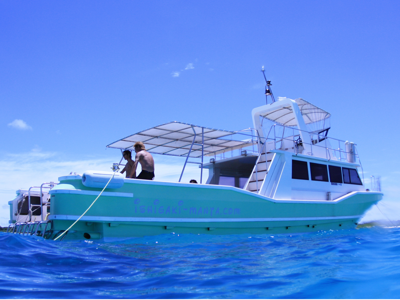 快適な大型船でポイントまでの移動も楽々♪