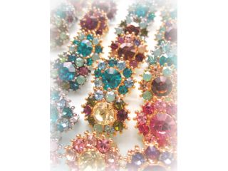 36種類のカラーから選んでブローチづくり。ブローチ台は3種類(シルバー。ゴールド。金古美)