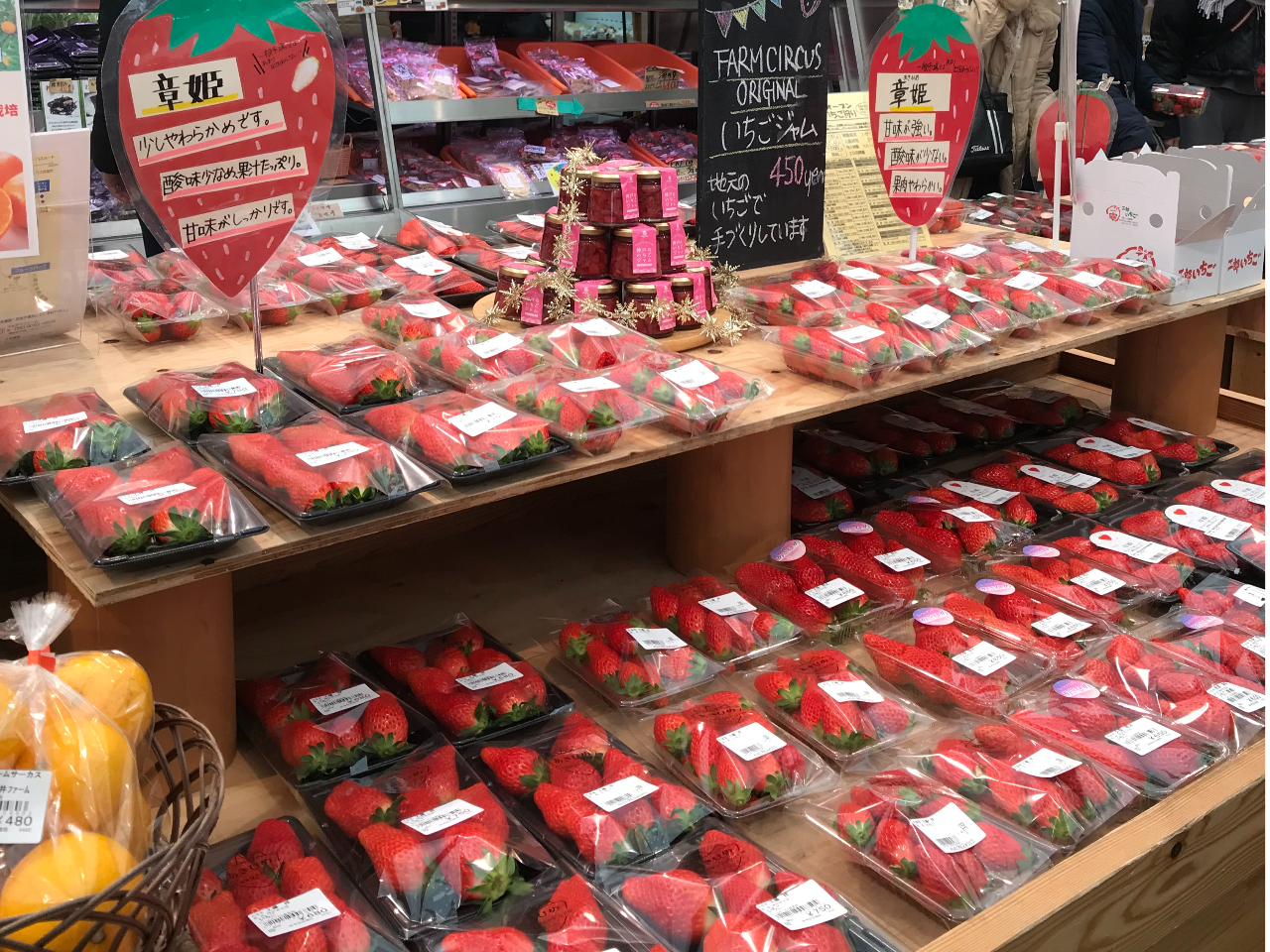 ���̉w�ɂ̓t���b�V���̂ꂽ�Ă������̔̔����B���̂��y�Y��