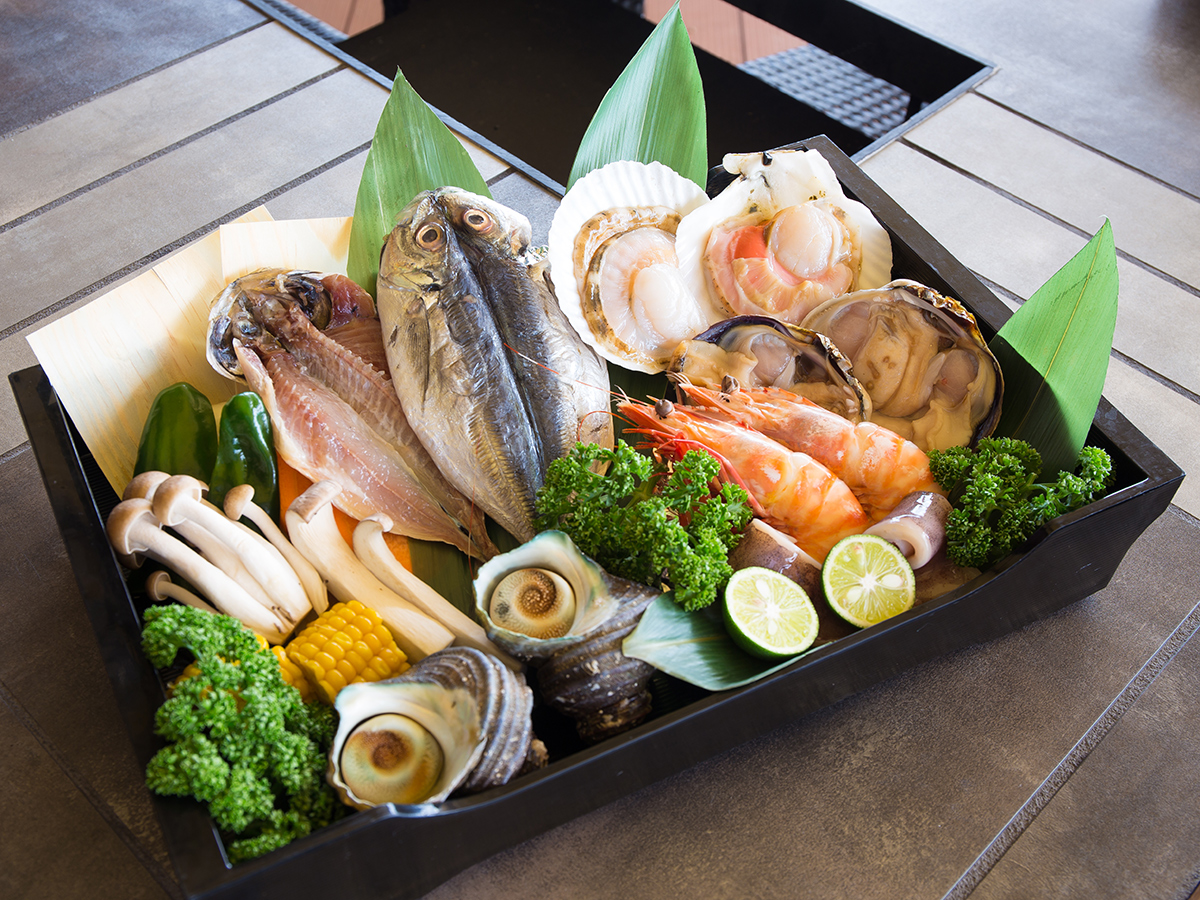 旬魚の一夜干し、はまぐり、ホタテ、イカ、エビ、サザエ、大アサリなど、新鮮な魚介類を詰め込みました!