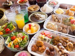 揚げ物や煮物、麺類などのお惣菜やサラダ、フルーツ、スイーツなど、50種類以上のメニューが食べ放題のバイキングがついてきます。
