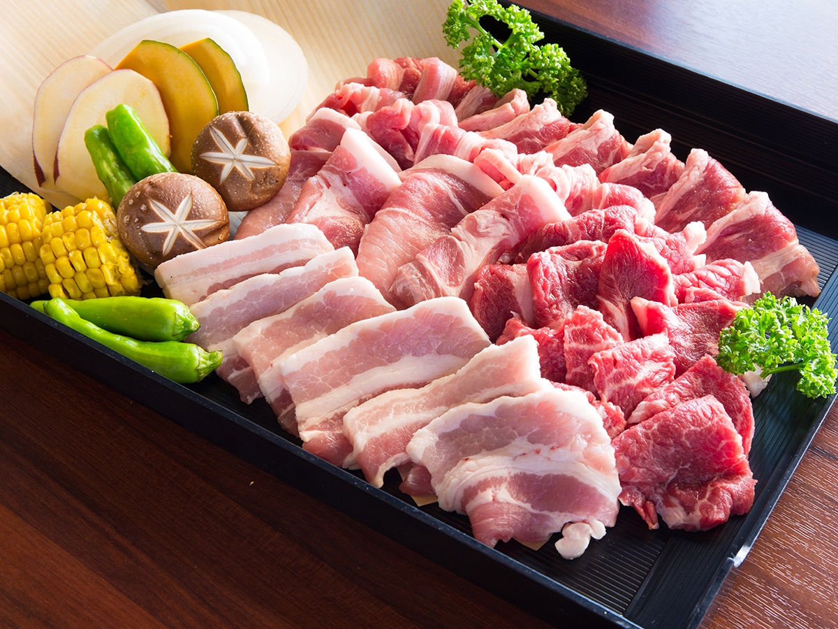 当店は海鮮レストランですが、お肉にもこだわってご提供しています。お肉はたっぷり300グラムご用意。牛カルビや牛赤身、豚ロースと豚バラの盛り合わせです。