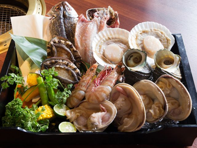 海月館の料理人が吟味した、選りすぐりの食材をご用意。サザエ、大アサリ、ホタテ、旬魚の一夜干しなどおすすめ海産物に加え、一人に1つアワビがついた贅沢なプランです!