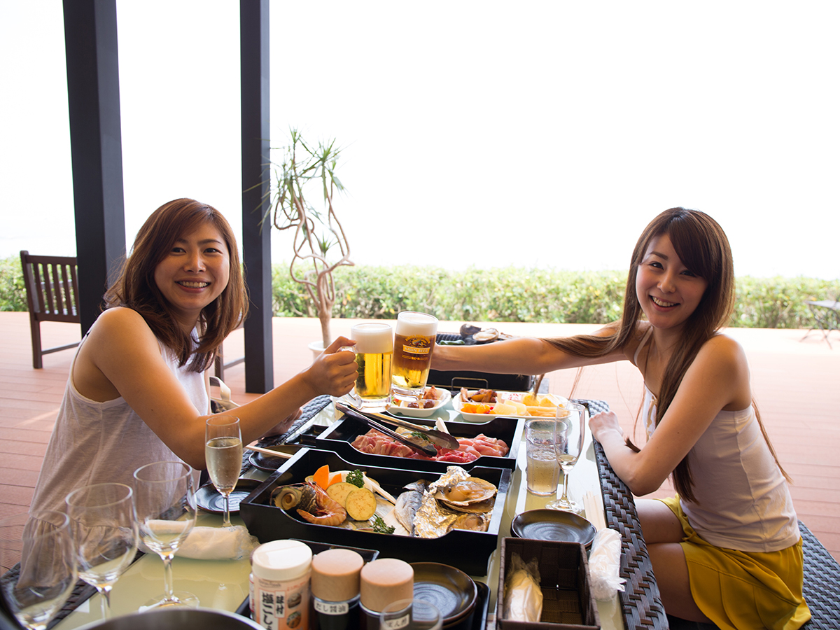 人気の海鮮BBQにアワビをプラス。食べ放題のバイキングもついてくる贅沢プランです。磯の香りが食欲をそそること間違えなし!思わず会話も弾みます♪