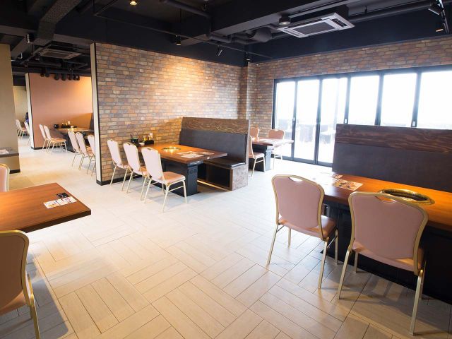 無煙設備付きの屋内席。