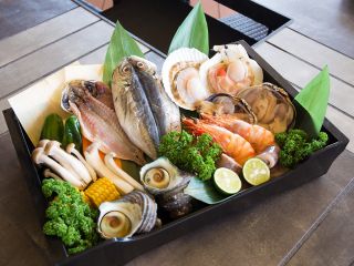 旬魚の一夜干し、はまぐり、ホタテ、イカ、エビ、サザエ、大アサリなど、新鮮な魚介類を詰め込みました!