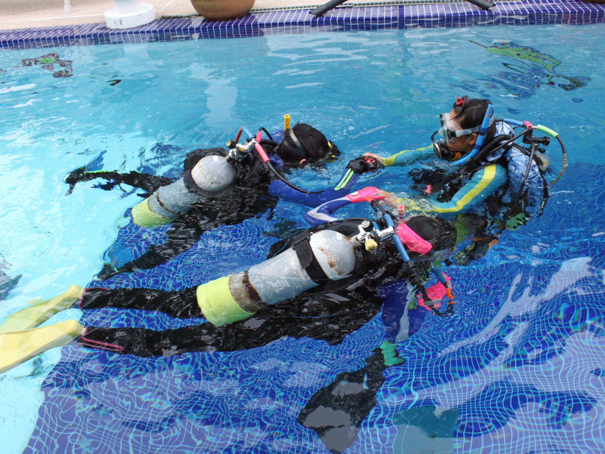 伊豆高原駅 車で5分 体験ダイビング 初心者向け 施設プールで練習ダイブ 海でダイブ の2ダイブ 自施設のプールで練習できるのは伊豆でも当店のみ ファミリー カップル 女性にオススメ ダイビング マリンゾロ じゃらん遊び体験