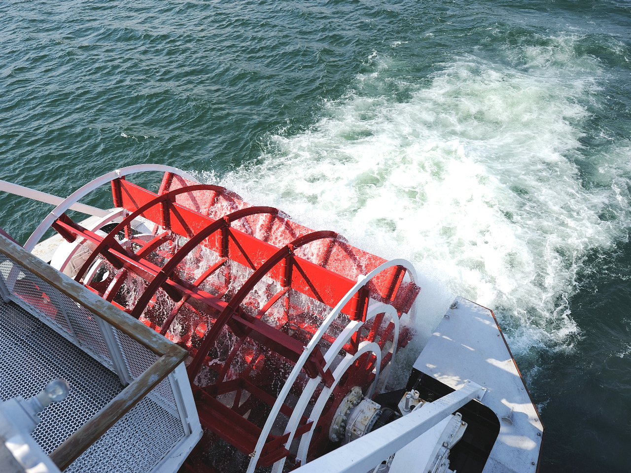 2Fパドルウォークからは、水しぶきをあげて回る迫力満点の赤いパドルを真上からご覧いただけます。