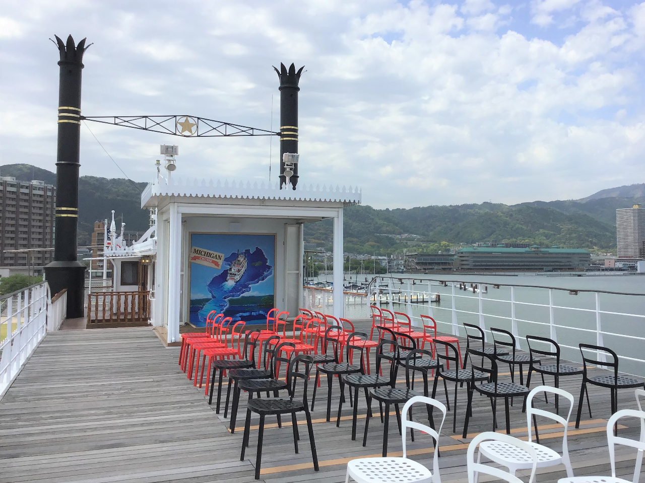 4Fデッキにトリックアートが登場!びわ湖を持ち上げられるデザインとなっています。ここでしか撮れないとっておきの写真を撮影してください。
