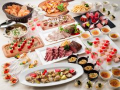 肉魚やお料理にデザートなど約20〜25種類のお料理が並びます。シェフが腕によりをかけた料理をお楽しみください。