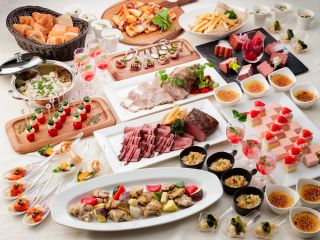 肉魚やお料理にデザートなど約20〜25種類のお料理が並びます。シェフが腕によりをかけた料理をお楽しみください。