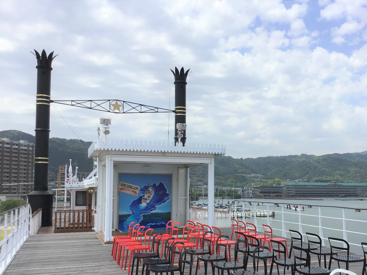 4Fのトリックアート。びわ湖を持ち上げられるデザインになっています。ぜひ、ここでしか撮れないお気に入りの写真をお撮りください。