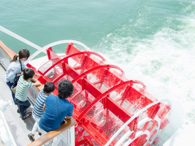 赤いパドルが上から見えるパドルウォーク。迫力満点です