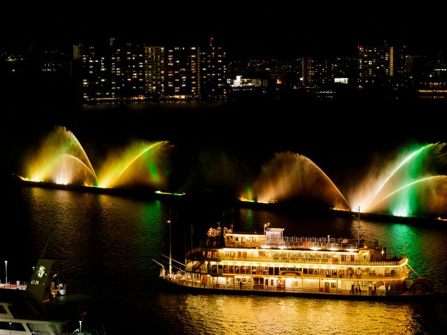 タイミングが合えば、ライトアップされた花噴水も見れるかも。
