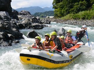 【2024年満足度83.3%】家族も仲間も夢中になる!全く新しい川遊びエンタメ楽しもう!富士川ラフティングツアー