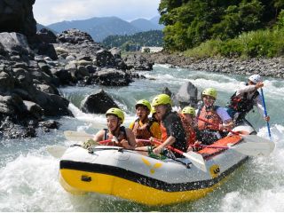 【2024年満足度83.3%】家族も仲間も夢中になる!全く新しい川遊びエンタメ楽しもう!富士川ラフティングツアー
