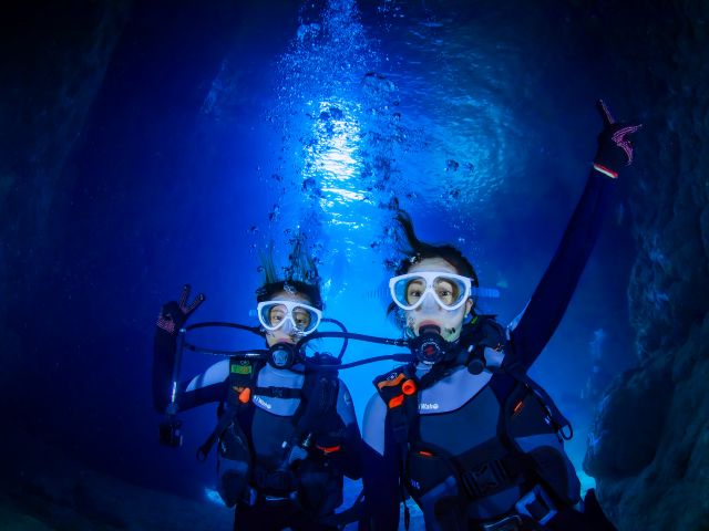 洞窟へ差し込む光と海の青が神秘的