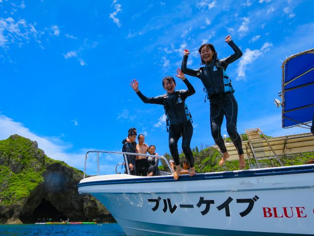思い切ってダイブ!青い世界が広がる海へ!