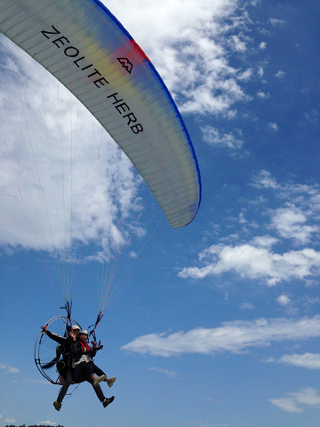 初心者専門パラグライダーでインストラクターと二人乗り体験!高いところが苦手な方も続々フライト中!参加した皆さん全員が満足される体験です。