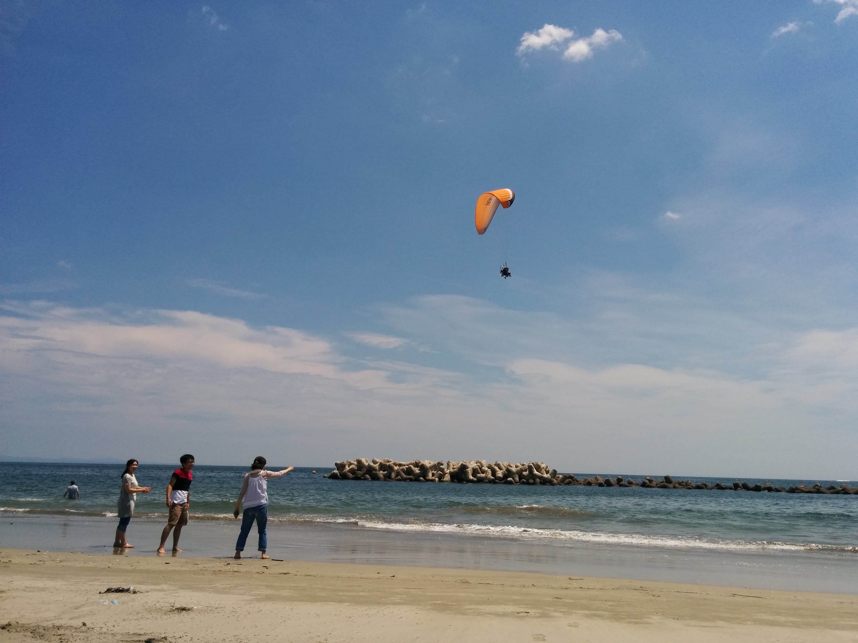 待っている仲間の頭上をフライトする優越感。