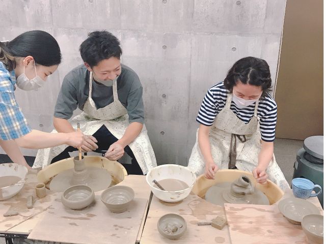 感染予防しながら2人で楽しもう お揃いのうつわ作っちゃおう カップルプラン お手軽に電動ろくろコース たくさん作って1つ作品を焼けます 名入れサービスが無料 西荻窪駅徒歩3分 T Rooms 西荻陶芸教室 じゃらん遊び体験 感染予防しながら2人で楽しもう お揃いのうつわ作っちゃおう カップルプラン お手軽に電動ろくろコース たくさん作って1つ作品を焼けます 名入れサービスが無料 西荻窪駅徒歩3分 T Rooms 西荻陶芸教室 じゃらん遊び体験
