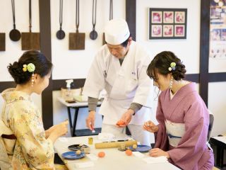 和菓子作りはスタッフが丁寧に説明しますのでご安心ください