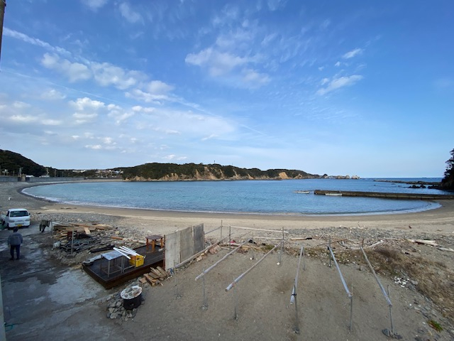 リアス式海岸の磯でダイビングを行います。目の前に魚が群れていて癒されます。