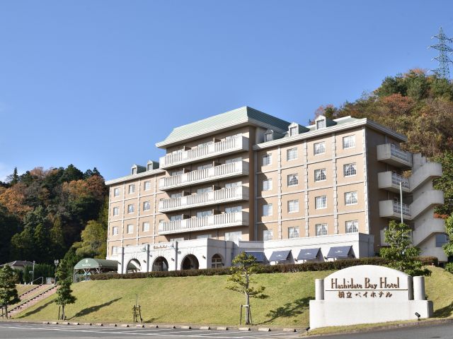 ホテル外観風景 駐車場も広めにスペースがあります。