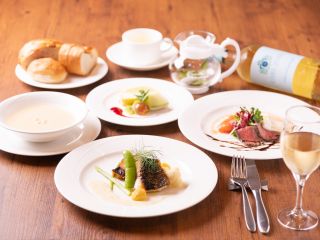 旬の創作フランス料理 コース料理 一例 ※写真のボトルワイン、グラスワインは別途料金です。