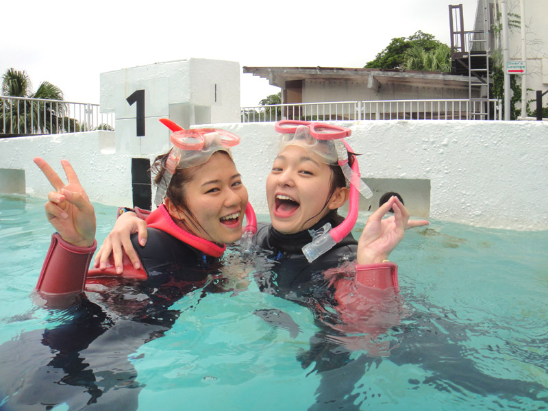 足の着くところでしっかり練習!水と遊んでるだけで楽しくなる!