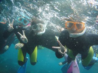 マスク越しに見る初めての海の中は、ビックリするほどカラフルです。思わず声が出ますよ!「うわ〜、きれい!!!」