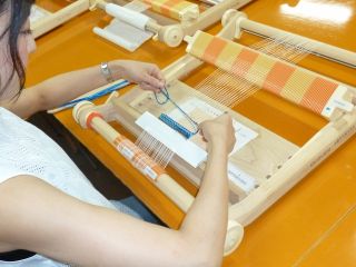 50分程でコースターを作ります。手織りが初めての方も、スタッフが丁寧に説明いたしますのでご安心ください♪