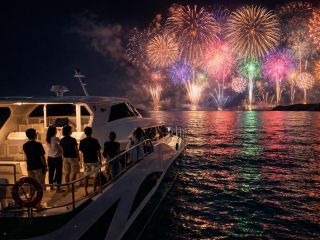 船の上から見る10000発の花火は迫力満点です。