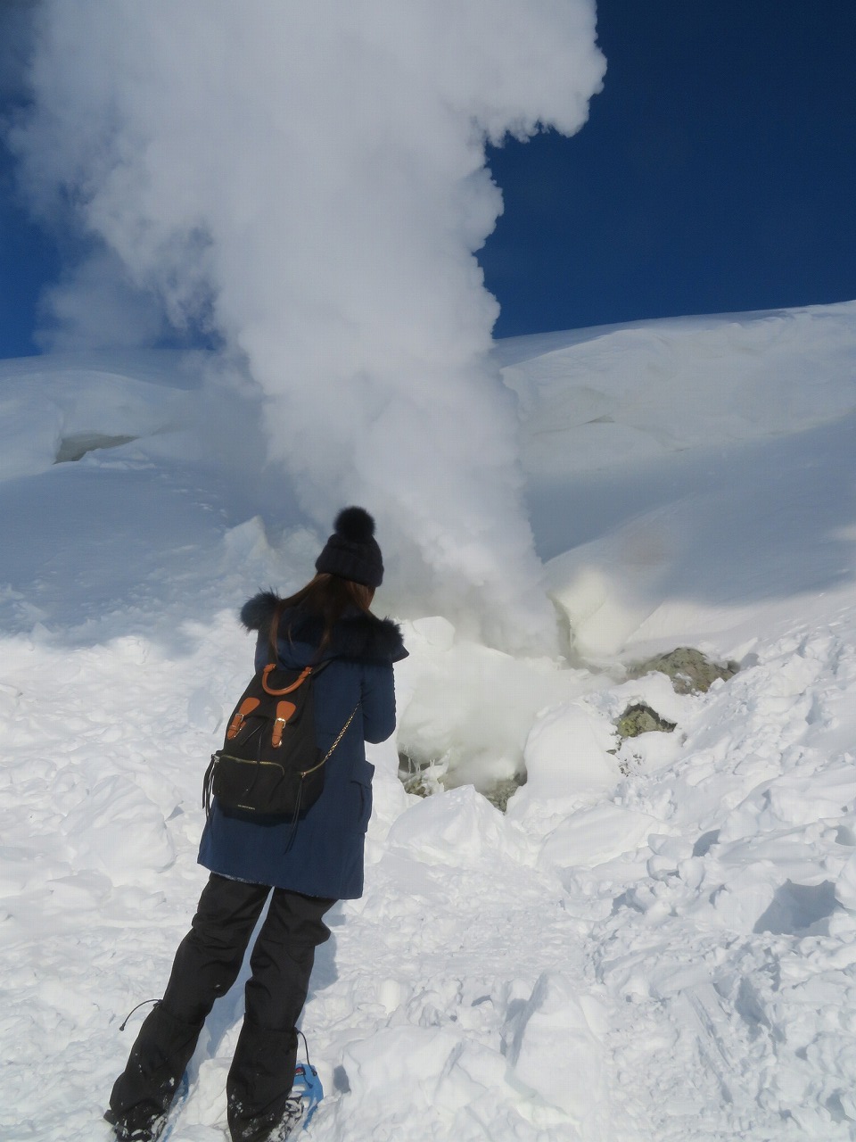 近くで見る噴気孔は大迫力!